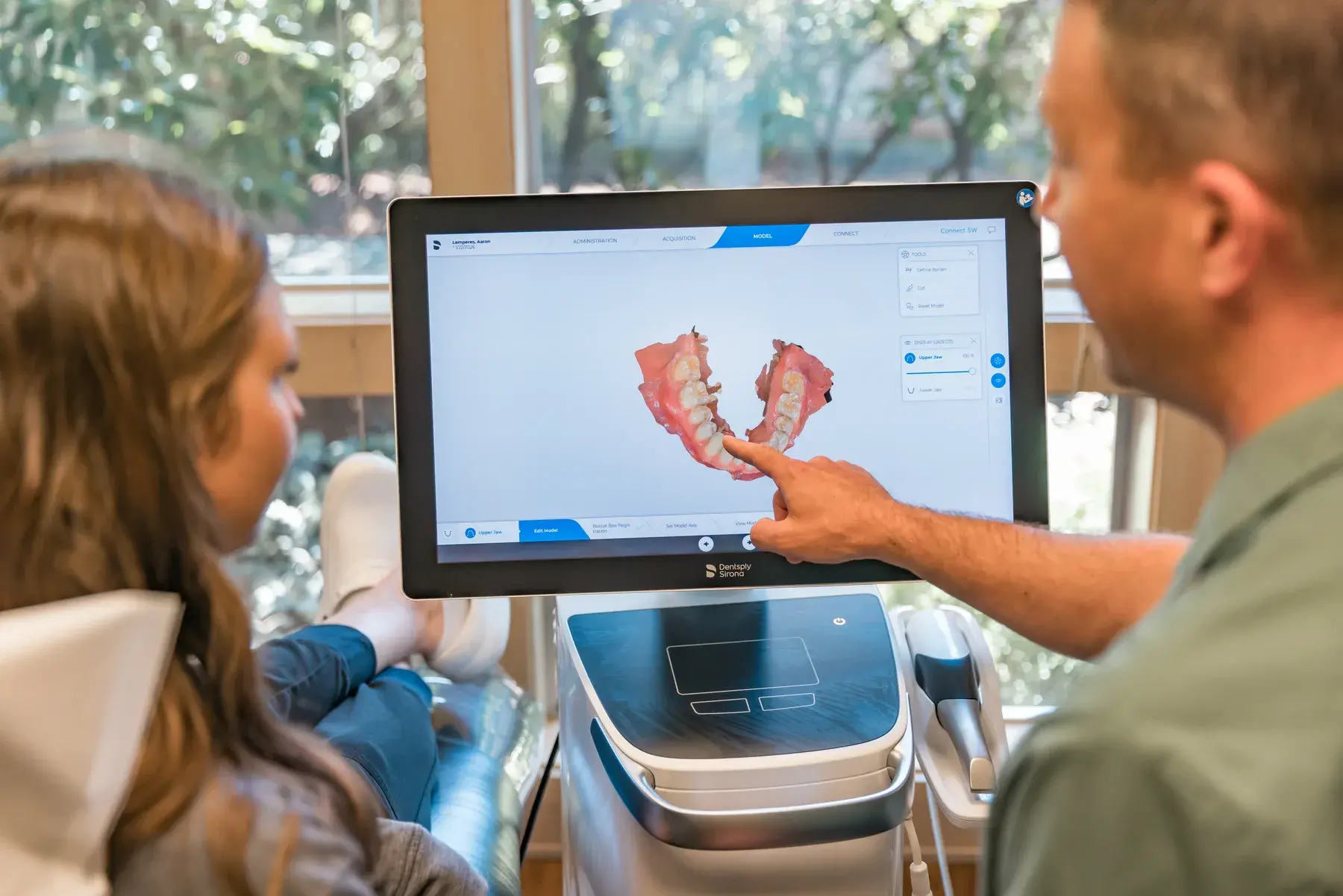 Dr. Lemperes reviewing a 3D digital scan with a patient